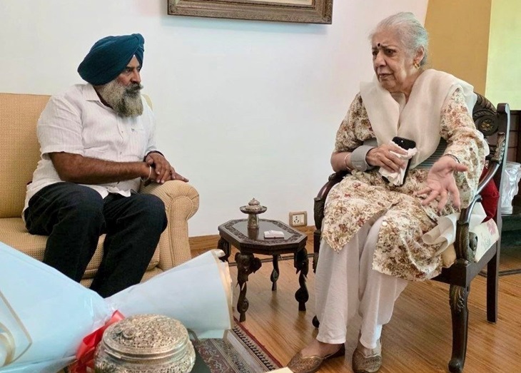 रविवार को दिल्ली में अंबिका सोनी से बातचीत करते परगट सिंह।