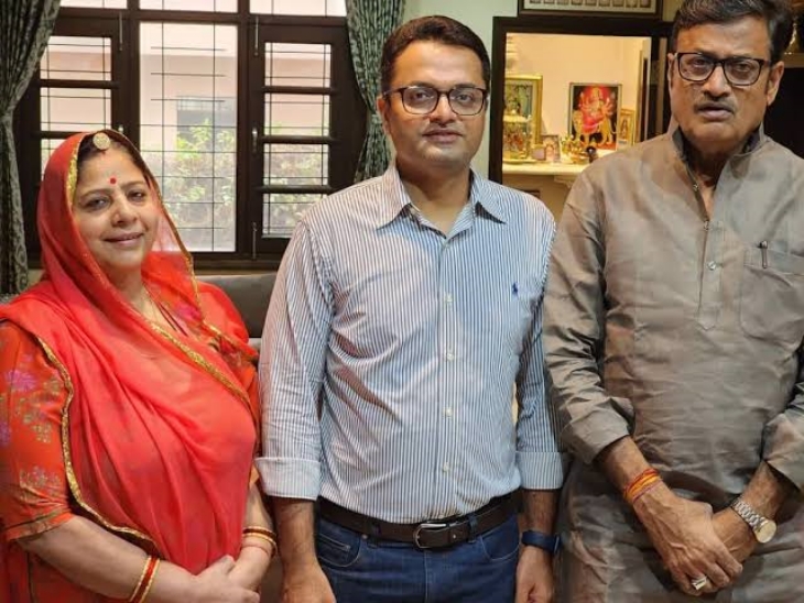 पिता राजेंद्र राठौड़ और माता के साथ पराक्रम सिंह राठौड़।