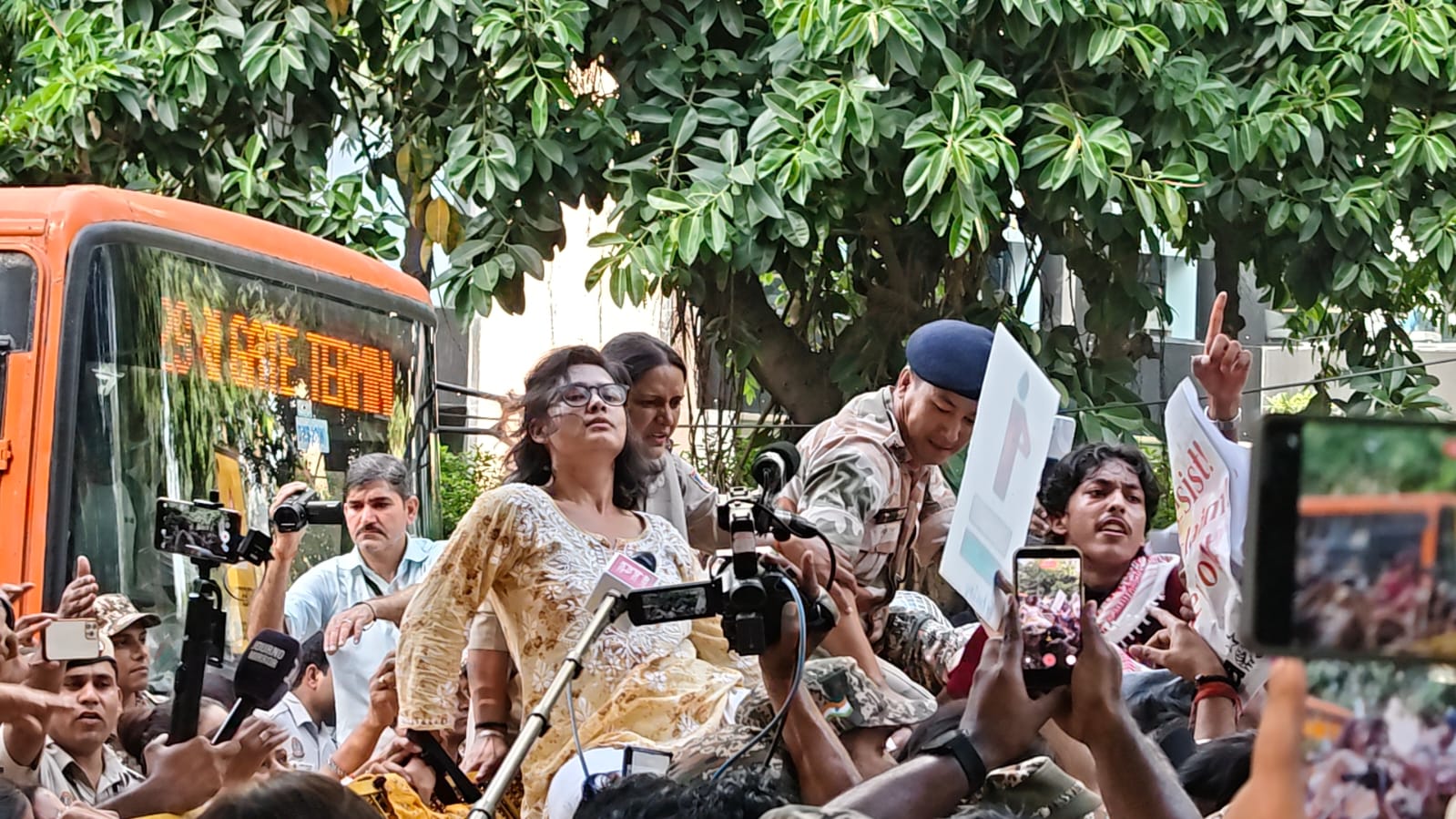 AISA अध्यक्ष नेहा बोरा दिल्ली में ज्ञानेश कुमार के खिलाफ प्रदर्शन में शामिल हुईं।