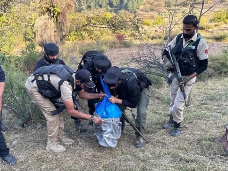 इस बैग का मिलना इलाके में मूसा की मौजूदगी और उसे लॉजिस्टिकल सपोर्ट देने वाले संभावित नेटवर्क से जुड़ी जांच का हिस्सा बन गया है।