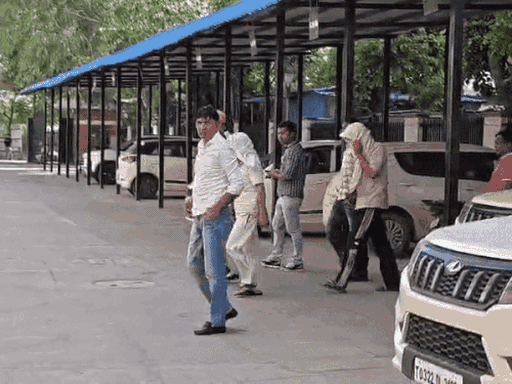 महेंद्र चावला, देवेंद्र चावला और उसके भतीजे राम की गिरफ्तारी के समय की फाइल फोटो। - Dainik Bhaskar