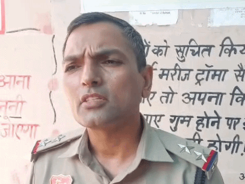 एसआई संदीप कुमार जानकारी देते हुए।