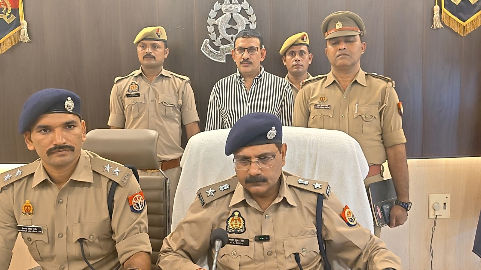 पुलिस लाइन में घटना की जानकारी देते एसपी सिटी मधुबन कुमार सिंह और क्षेत्राधिकारी ईश्वर लाल गुर्जर।