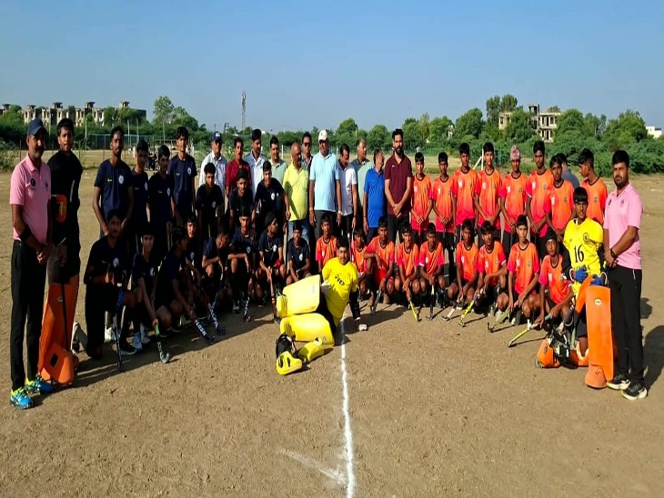 मैच शुरू होने से पहले फोटो शूट करती हॉकी टीमें