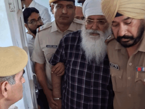 कोर्ट में टिम्मा को लेकर जाते पुलिसकर्मी