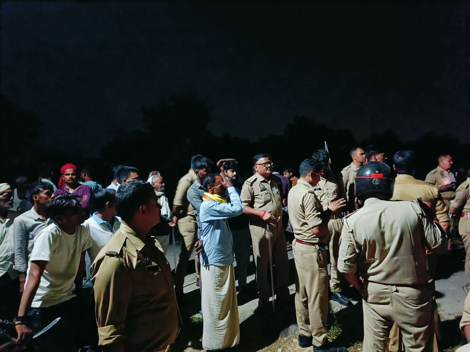 हत्या के बाद मौके पर ग्रामीणों की भीड़ जुटी। पुलिस टीम जांच पड़ताल करती।