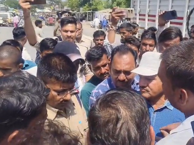 एसडीएम की समझाइश पर एक घंटे बाद खुला रास्ता।