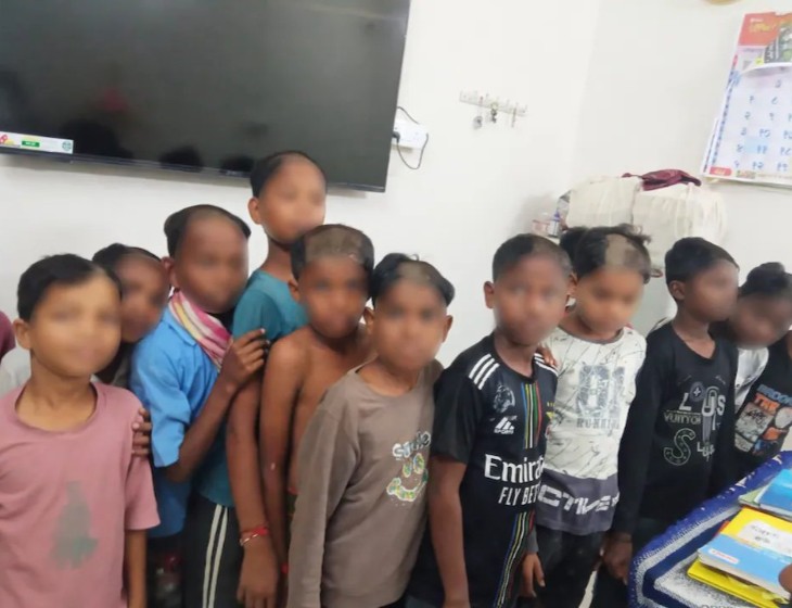बाल काटने के लिए ट्रिमर का इस्तेमाल किया गया, जिससे बच्चों के बाल टेढ़े-मेढ़े कट गए थे।