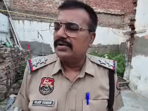जानकारी देते जांच अधिकारी विजय कुमार।