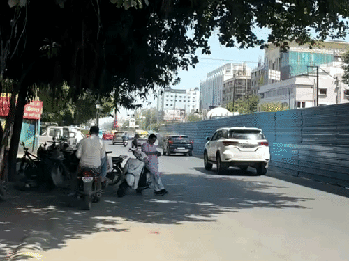 एमपी के इंदौर में तापमान 35 डिग्री पर पहुंच गया है। मौसम विभाग के अनुसार अगले दो दिनों में तापमान 37 डिग्री सेल्सियस के पार पहुंच सकता है।