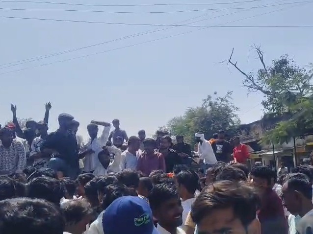 सोयाबीन के भाव को लेकर प्रदर्शन करते किसान। - Dainik Bhaskar