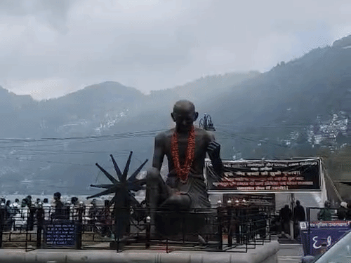 उत्तराखंड के पहाड़ी जिलों में मौमस बदलने लगा है। नैनीताल में सुबह से ही धुंध छायी रही।