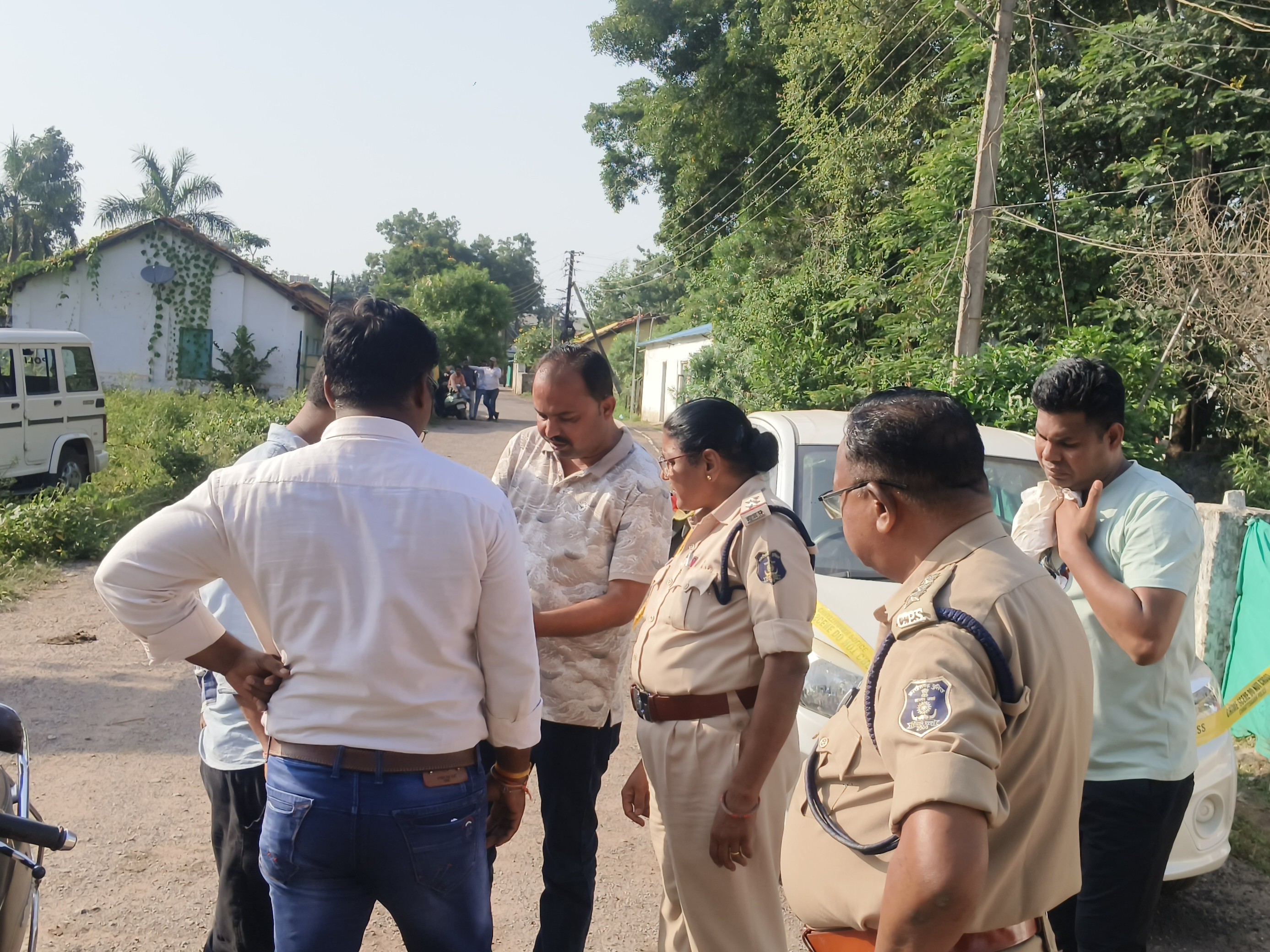 मौके पर पहुंचकर मामले की जांच करती हुई टीम।