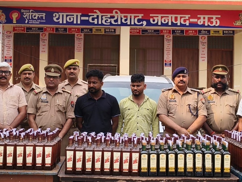 मऊ पुलिस ने SUV कार से 423 लीटर अंग्रेजी शराब बरामद की।