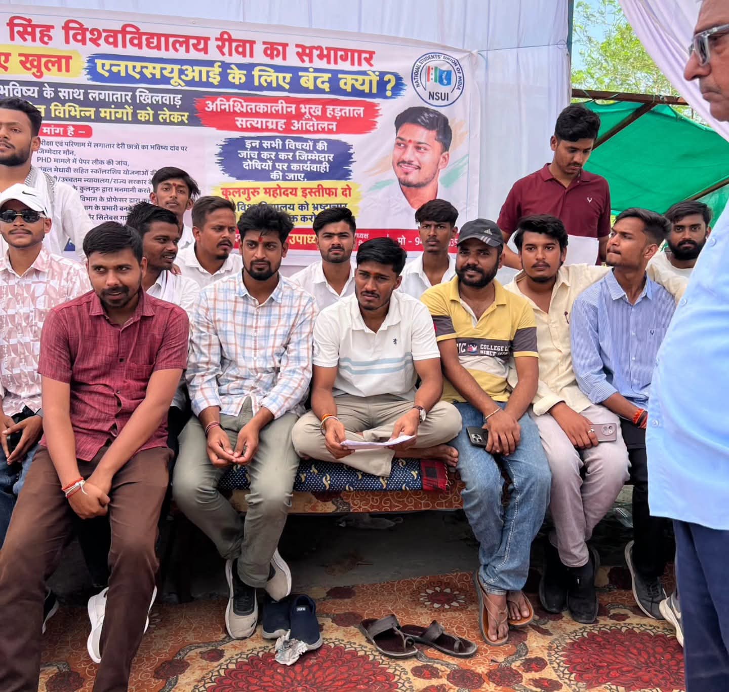 पुलिस ने कार्यकर्ताओं द्वारा लगाए टेंट को हटा दिया।