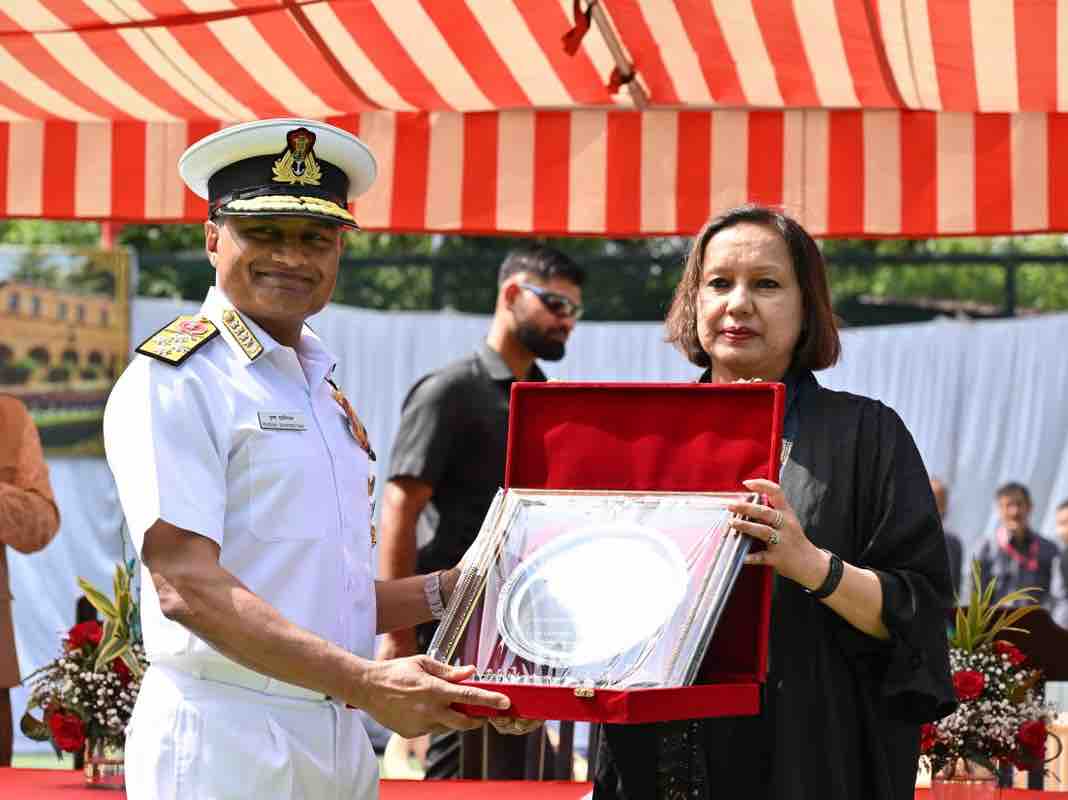 एडमिरल कृष्ण स्वामीनाथन को सम्मानित करते आयोजक।