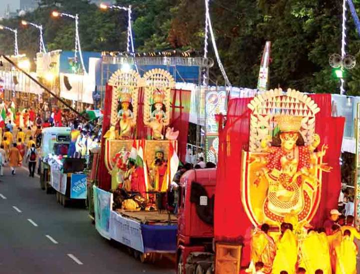 इस बार रेड रोड कॉर्निवल नहीं होगा। इसमें कोलकाता की रेड रोड पर झांकियों निकाली जाती थी। ममता सरकार ने 2016 में इसकी शुरुआत की थी। (फाइल फोटो)