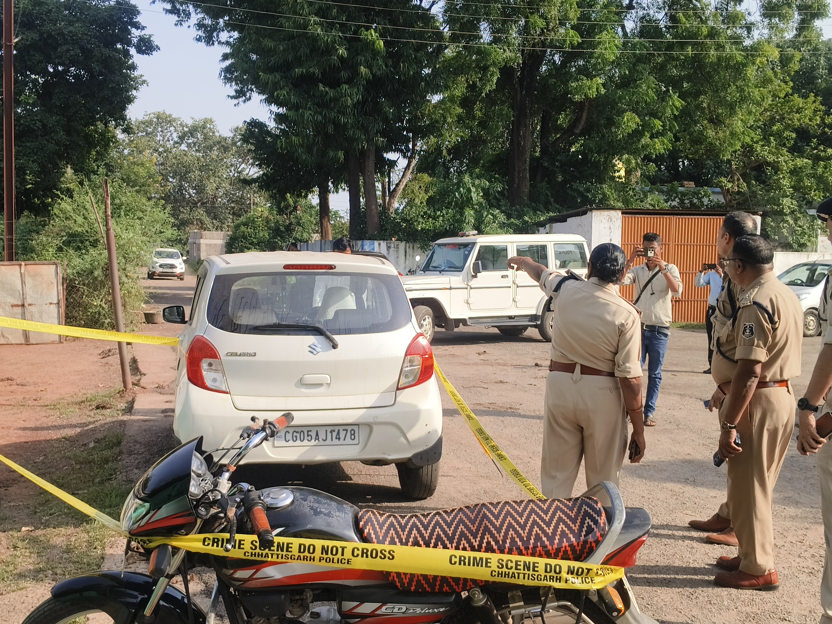 क्राइम सीन को सील कर दिया गया है, आरोपी की तलाश की जा रही है।