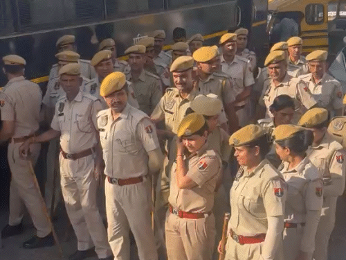 अवैध निर्माण हटाने की कार्रवाई के दौरान तैनात पुलिस का जाब्ता।
