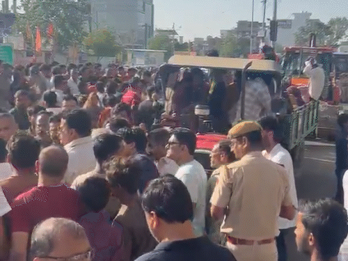 जिस क्षेत्र में अतिक्रमण हटाया गया, वहां बड़ी संख्या में लोग इकट्ठा हो गए।