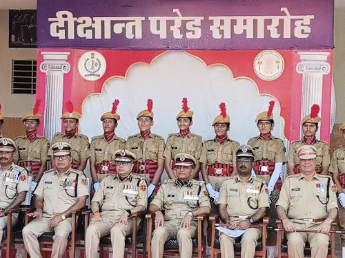 उत्कृष्ट प्रदर्शन करने वाली प्रशिक्षुओं के साथ डीजीपी और एडीजीपी, डीजीपी कानून-व्यवस्था एडीजीपी अपराधऔर एडीजीपी ने ग्रुप फोटो खिंचवाई।