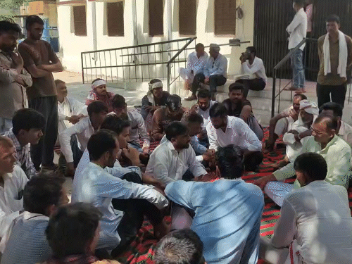 टोंक सआदत हॉस्पिटल में हत्यारों की गिरफ्तारी और मुआवजे की मांग को लेकर धरने पर बैठे परिजन।