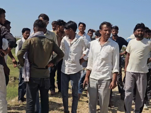 घटना की जानकारी के बाद बड़ी संख्या में परिजन और आसपास के लोग मौके पर पहुंचे।