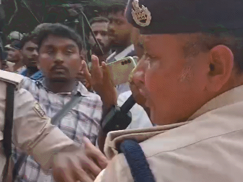 एग्जाम रद्द के विरोध में प्रदर्शन; छात्र बोले- हम भी वर्दी पहनते, सरकार ने सब छीन लिया|पटना,Patna - Dainik Bhaskar