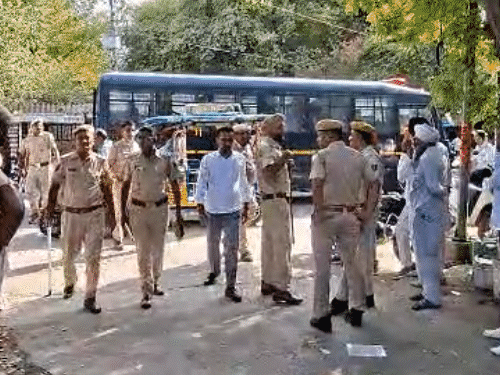 संभावित विवाद को देखते हुए कोर्ट के बाहर पुलिस जाब्ता लगाया गया।