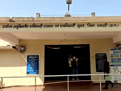 डायवर्शन के नाम पर रिश्वत लेने के आरोप में ACB ने बाबू को पकड़ा।
