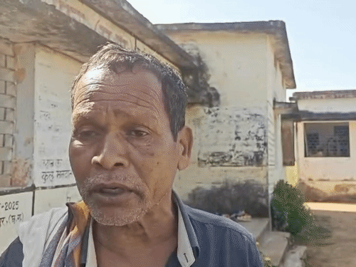 शुक्रवार को शिक्षक शराब के नशे में स्कूल पहुंच गया।