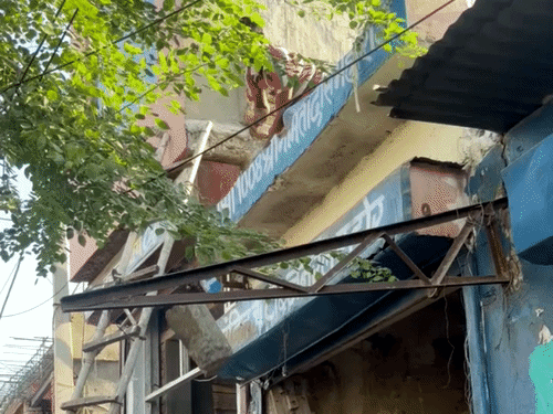 लोगों ने खुद ही अवैध निर्माण तोड़ने शुरू कर दिए थे।