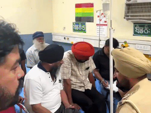 अस्पताल में ASI सुखचैन सिंह के बयान दर्ज करती हुई पुलिस। - Dainik Bhaskar