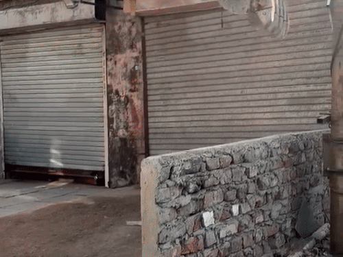 कई दुकान और मकानों का आधे से ज्यादा हिस्सा सड़क क्षेत्र में होने से उसे भी तोड़ा गया।