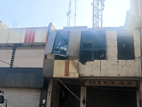एक तरफ जेडीए कार्रवाई कर रहा था, वहीं दूसरी तरफ लोग खुद अपने अवैध निर्माण हटाने में जुटे थे।