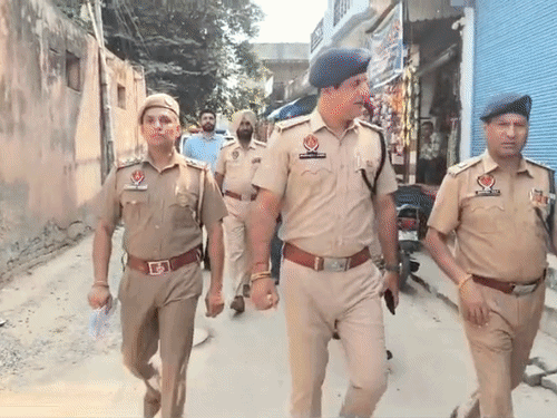 चार मरला में घरों की तलाशी में शामिल एसएसपी व अन्य अधिकारी।
