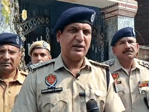 जानकारी देते एसएसपी मनप्रीत सिंह।