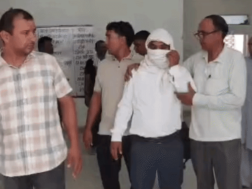 भिवानाी एसीबी ने सोनीपत के गन्नौर तहसील से पटवारी सचिन को 90 हजार की रिश्वत लेते हुए रंगे हाथों गिरफ्तार किया है। - Dainik Bhaskar