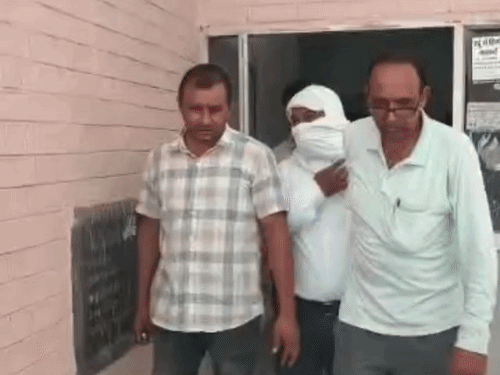 पटवारी को लेकर जाती एसीबी की टीम।