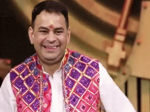 तेज प्रताप भी मजाकिया अंदाज में राखी का हाथ पकड़ा।
