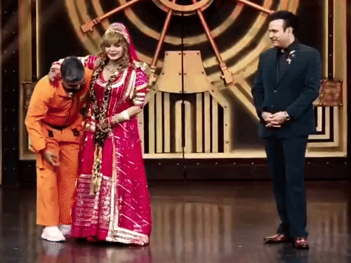 मनीष कश्यप ने राखी सावंत को गोद में उठाया।