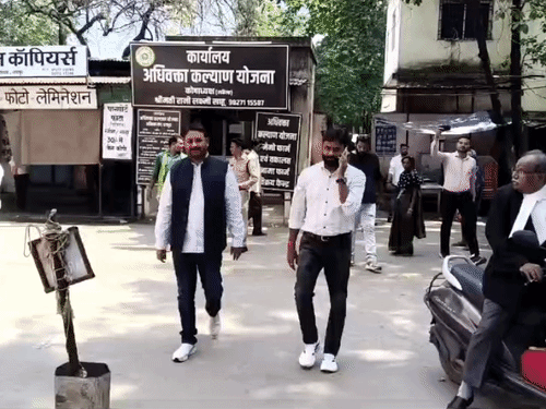 कोल लेवी घोटाला मामले में आरोपी कांग्रेसी नेता कोर्ट पहुंचे।