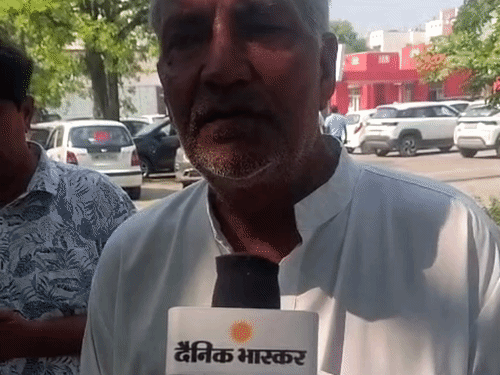शिकायतकर्ताओं के साथ SP ऑफिस पहुंचे कलाल माजरी के पूर्व सरपंच महाराज सिंह राणा।