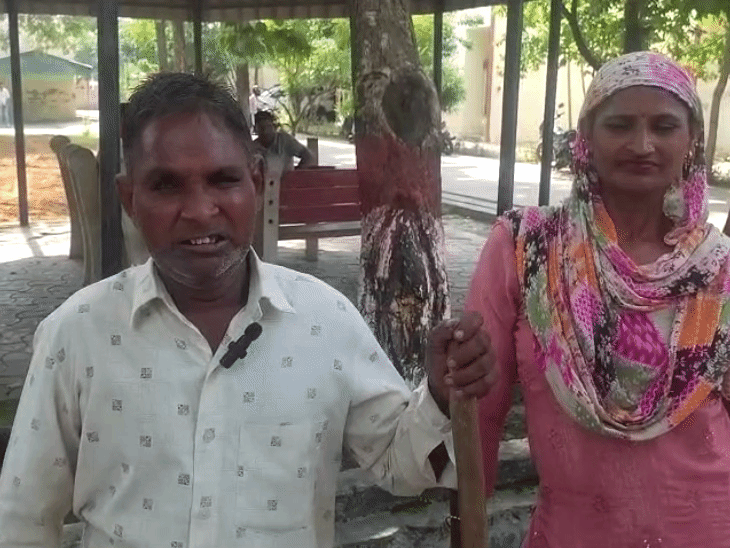 रतौड़ गांव से शिकायत लेकर SP ऑफिस पहुंचे पति-पत्नी।