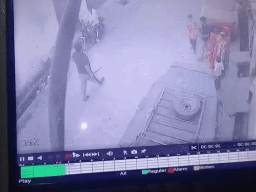 हिंसक झड़प के बाद बाइक पर भागते युवक।