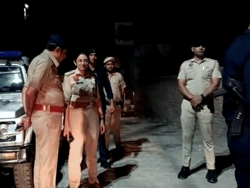 मौके पर पहुंचीं एसपी मेधा भूषण ने स्थिति का जायजा लिया।