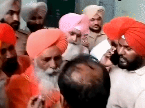 आप सांसद बलवीर सिंह सीचेवाल के समक्ष अपनी बात रखते लोग। - Dainik Bhaskar