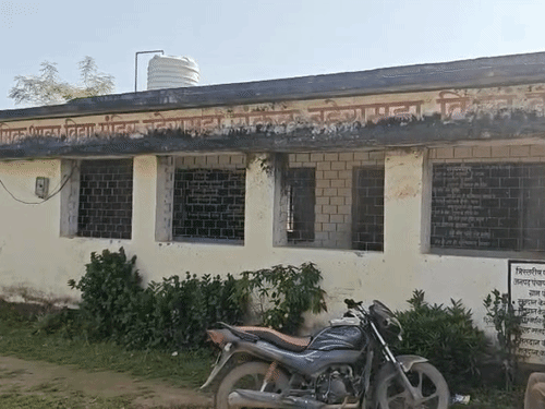 शिक्षक विद्यामंदिर प्राइमरी स्कूल में पदस्थ है।
