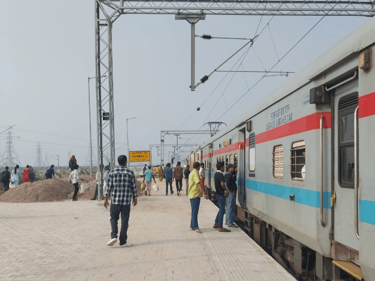 हाथीदह में नवनिर्मित प्लेटफार्म पर पहुंची कोसी एक्सप्रेस।