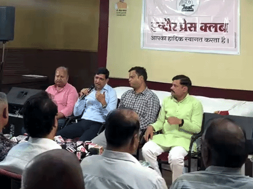 विदेश से लौटने के बाद महापौर ने की मीडिया से चर्चा।